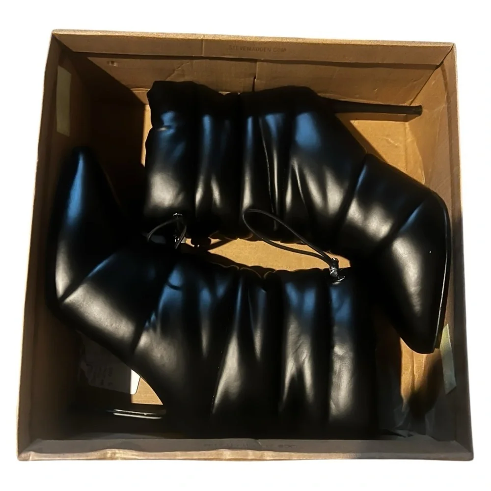 Steve Madden Black Heeled Cloak Boots New In Box! 8.5 - Picture 7 of 10